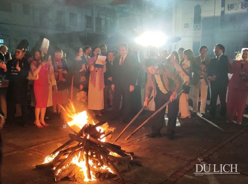 Một trong những biểu tượng chính của Novruz là lửa trại, với truyền thống chính là nhảy qua lửa để loại bỏ năng lượng tiêu cực.
